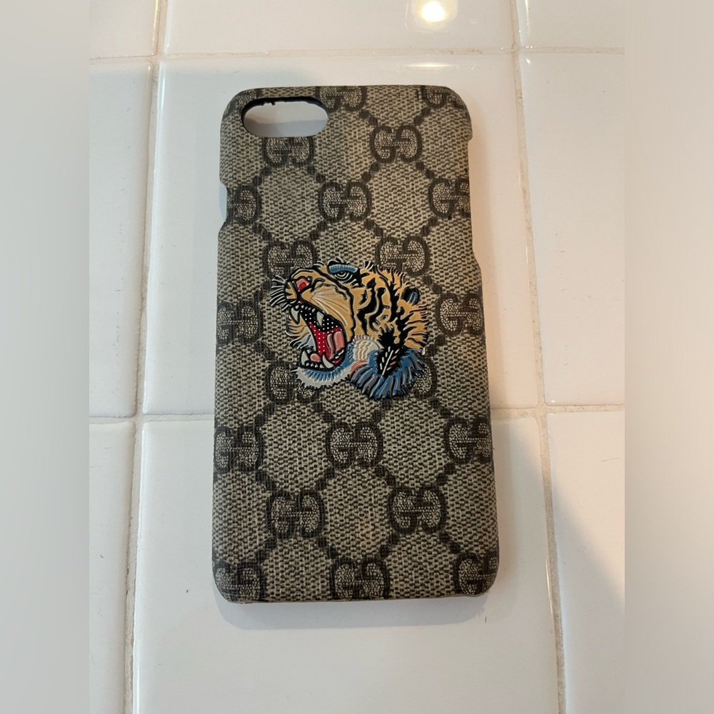 Gucci phone case

iPhone 8/2nd generation SE

Minor signs of wear

$35 obo